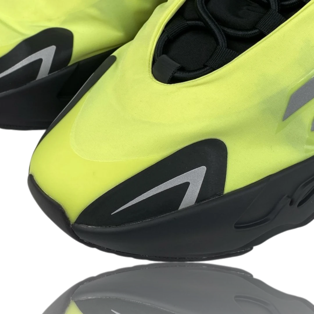 Yzy 700 MNVN 'Phosphor'