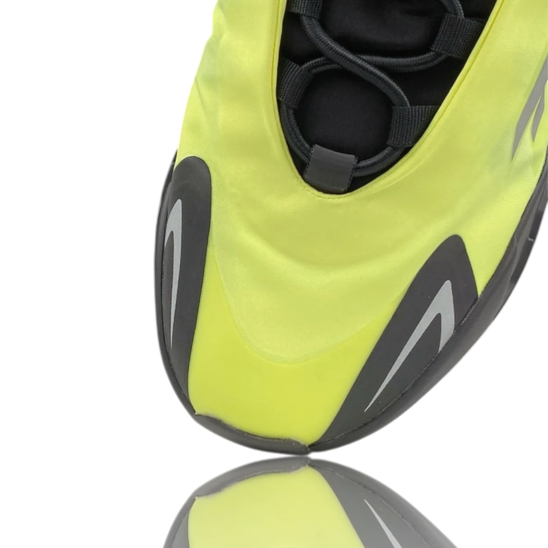 Yzy 700 MNVN 'Phosphor'