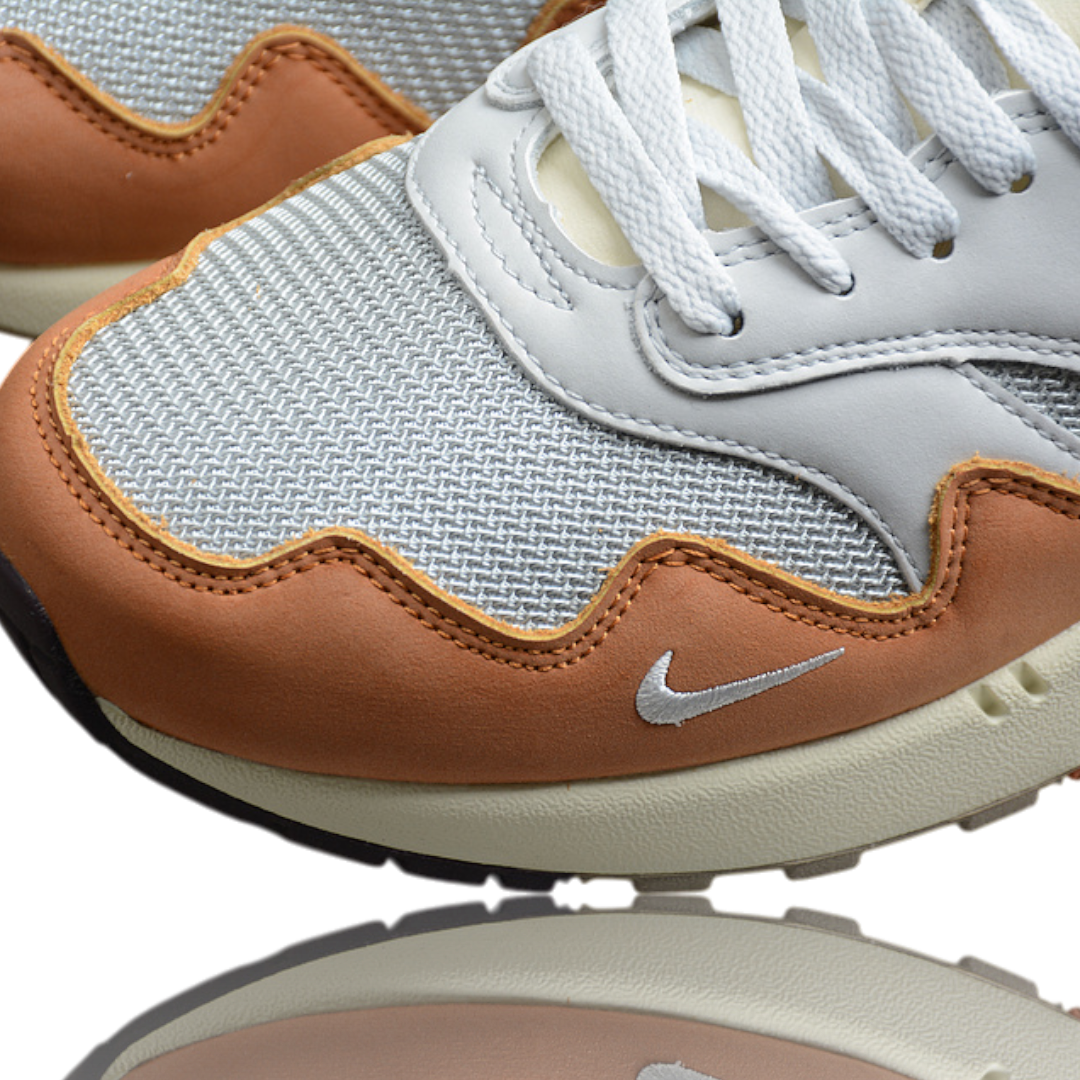 AM1 x Patta 'Waves Monarch'