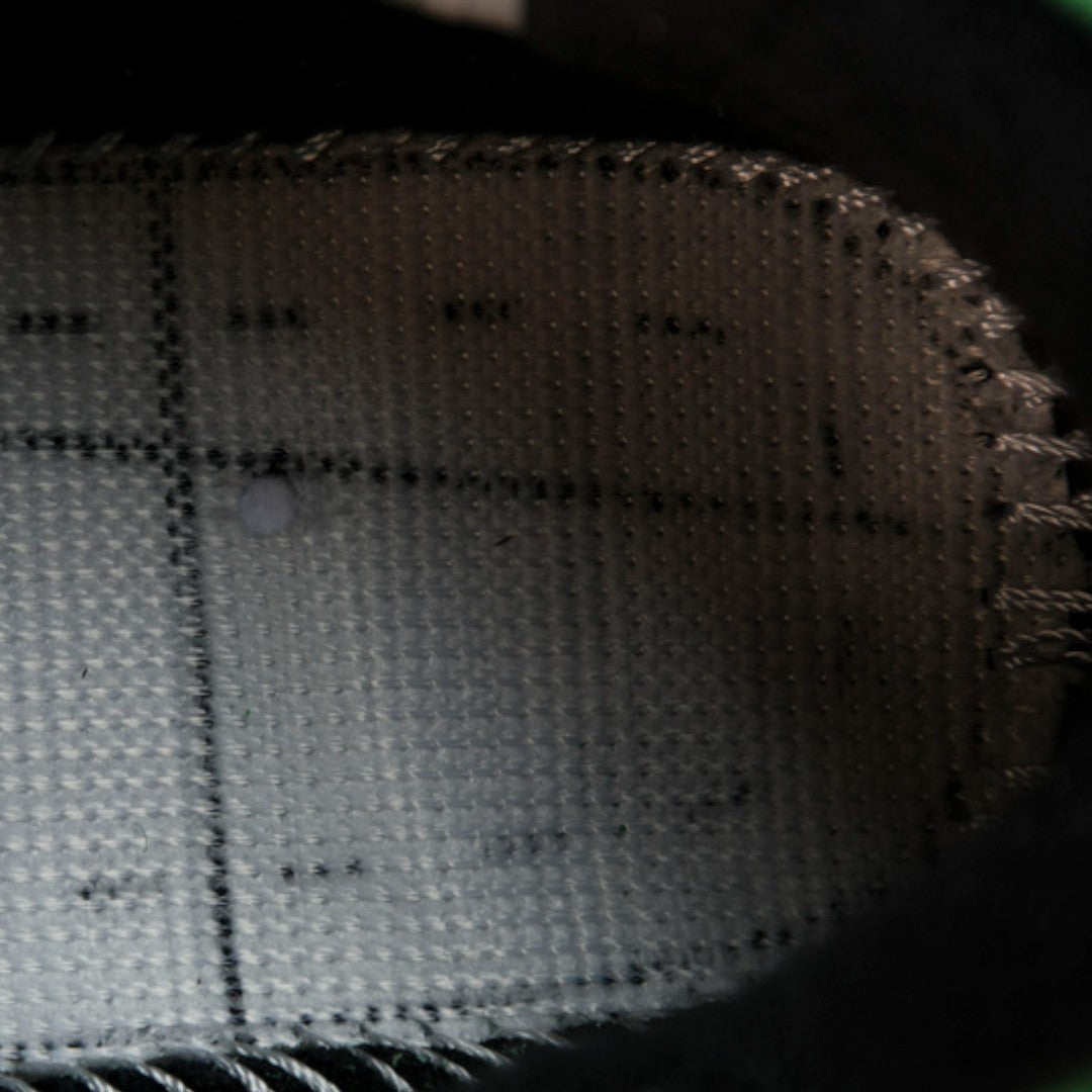 AJ4 Retro 'Wahlburgers'