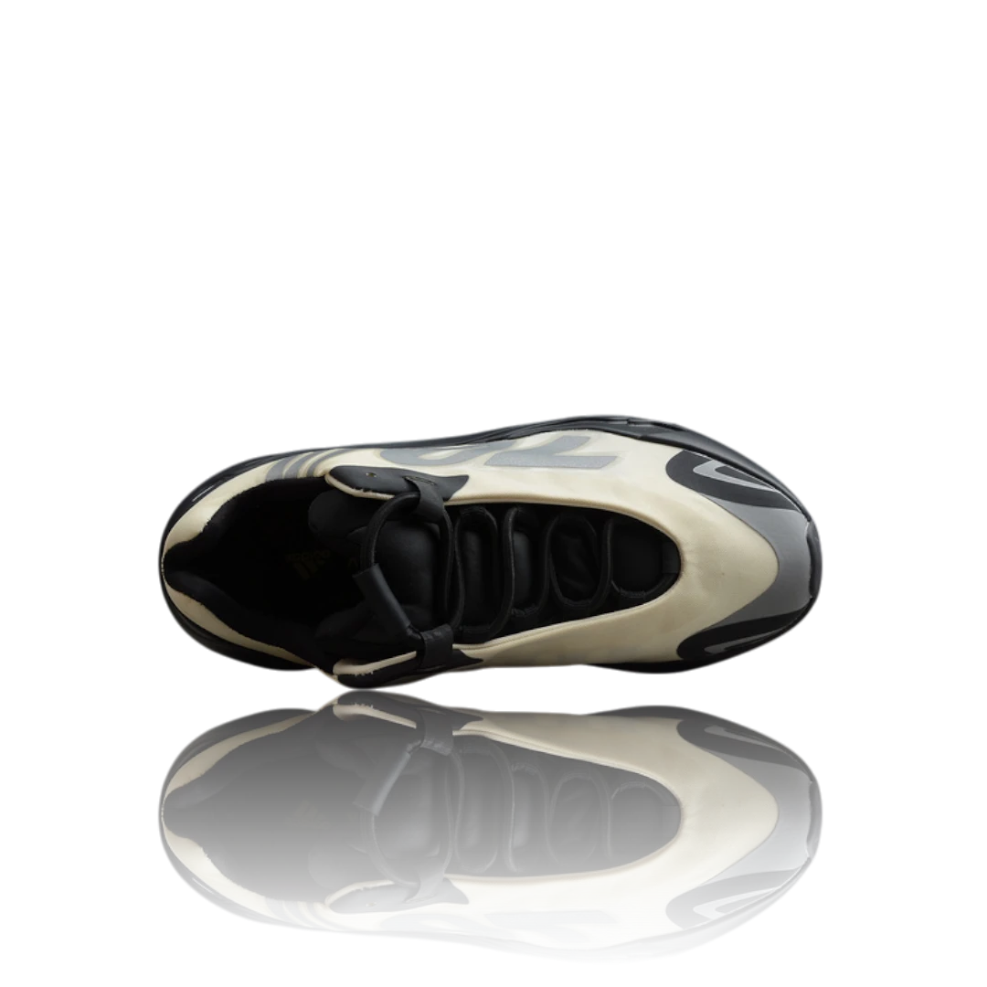 Yzy 700 MNVN 'Bone'